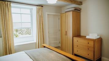 2 bedrooms, desk, iron/ironing board, WiFi