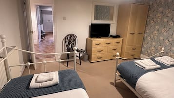 2 bedrooms, desk, iron/ironing board, WiFi