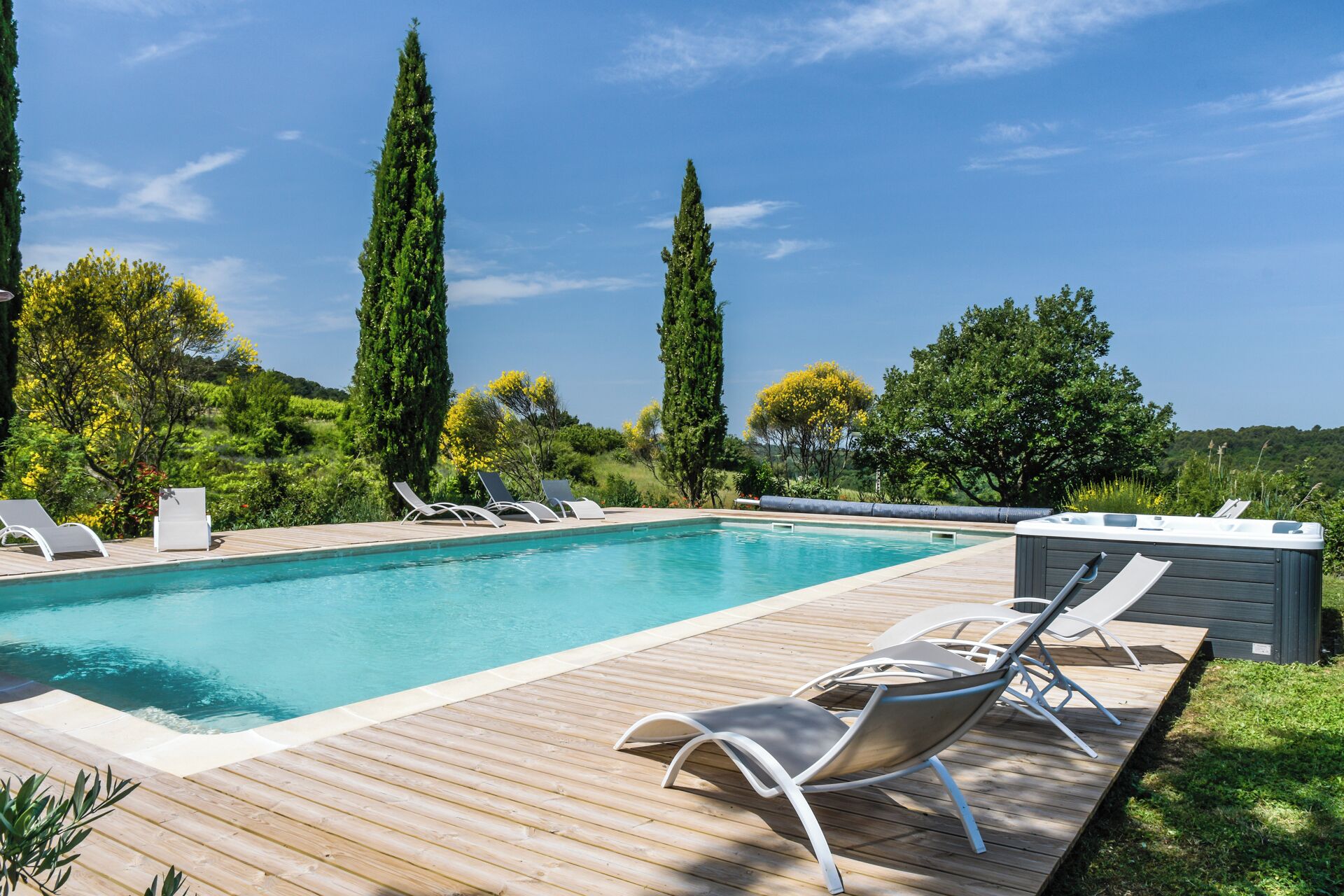 Een buitenzwembad, een verwarmd zwembad