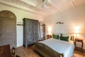 9 bedrooms, iron/ironing board, travel cot, free WiFi