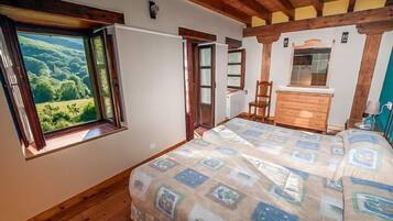 5 bedrooms, iron/ironing board, free WiFi, bed sheets