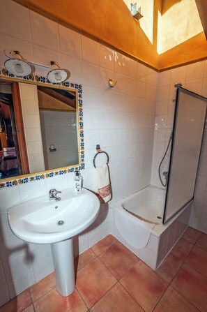 Baignoire, sèche-cheveux, serviettes fournies, savon