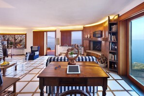 TV a schermo piatto, caminetto, lettore DVD, impianto stereo