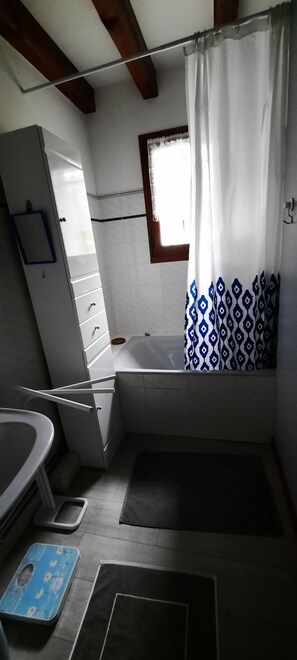 Ensemble baignoire-douche, séchoir à cheveux, serviettes fournies, savon