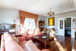 Téléviseur connecté, lecteur de DVD, livres, sélection de musique