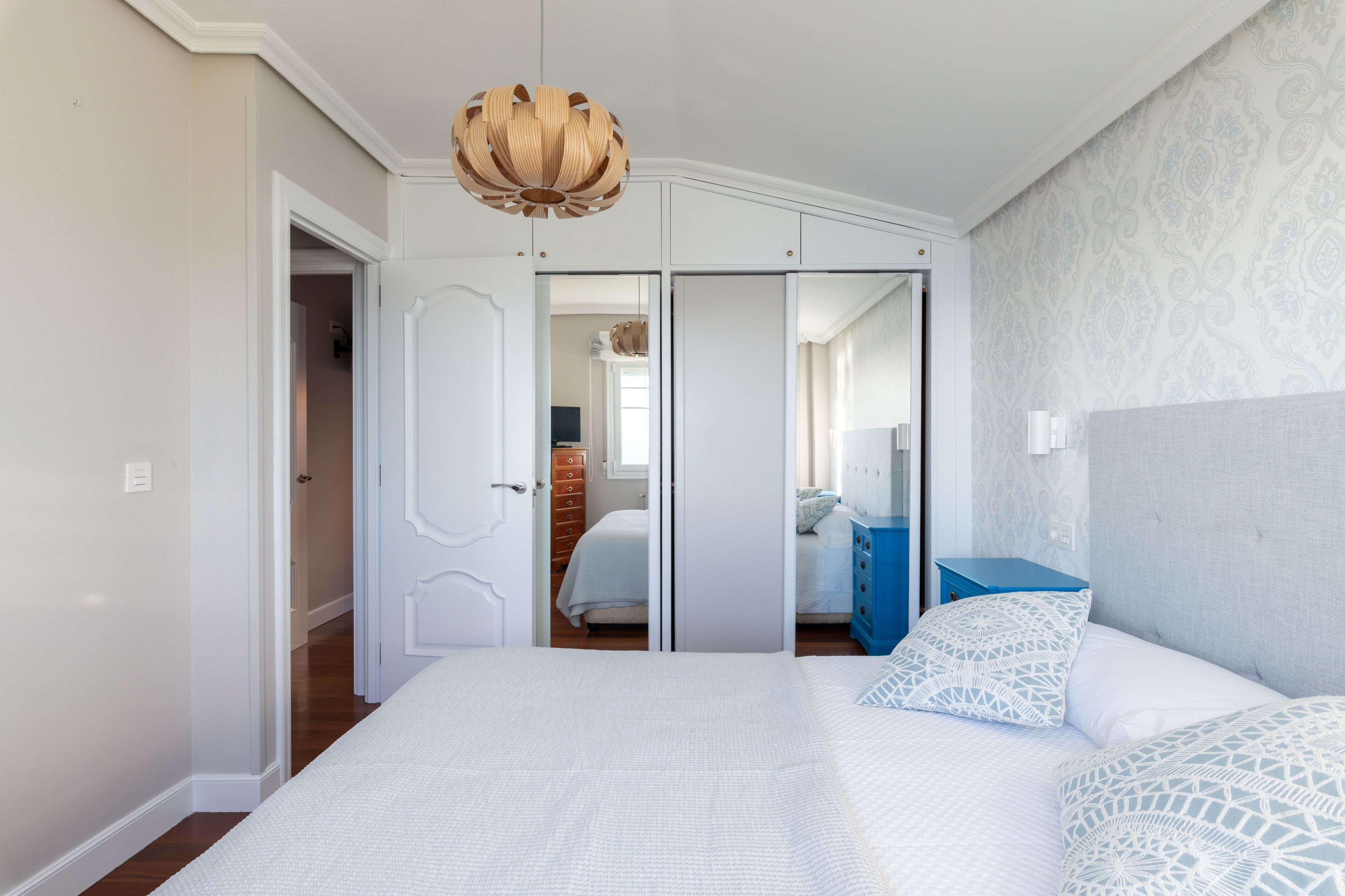 4 slaapkamers, een strijkplank/strijkijzer, gratis wifi, beddengoed