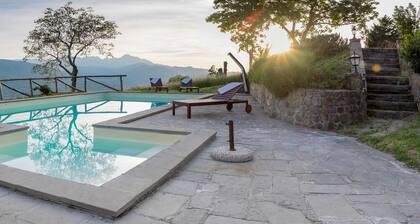 Villa toscana con piscina privada y vistas impresionantes con capacidad para 11 personas.