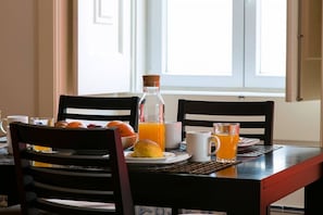 Dining - JOIVY Elegant 2BR Apt w/workspace nearby Baixa-Chiado subway (Lisboa)