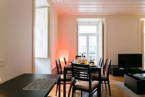 Dining - JOIVY Elegant 2BR Apt w/workspace nearby Baixa-Chiado subway (Lisboa)