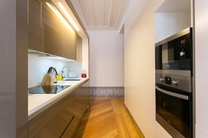 Fridge, microwave, oven, stovetop - JOIVY Elegant 2BR Apt w/workspace nearby Baixa-Chiado subway (Lisboa)