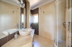 Duschwanne, Whirlpool, Haartrockner, Bidet