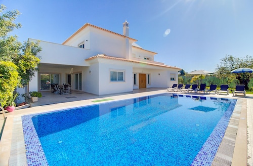 Villa Marazul Quinta Amizade w/ Sea View, Games room, Salt pool