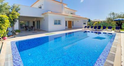 Villa Marazul Quinta Amizade w/ Sea View, Games room, Salt pool