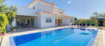 Villa Marazul Quinta Amizade w/ Sea View, Games room, Salt pool