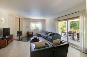 Smart TV, fireplace, table football, ping pong