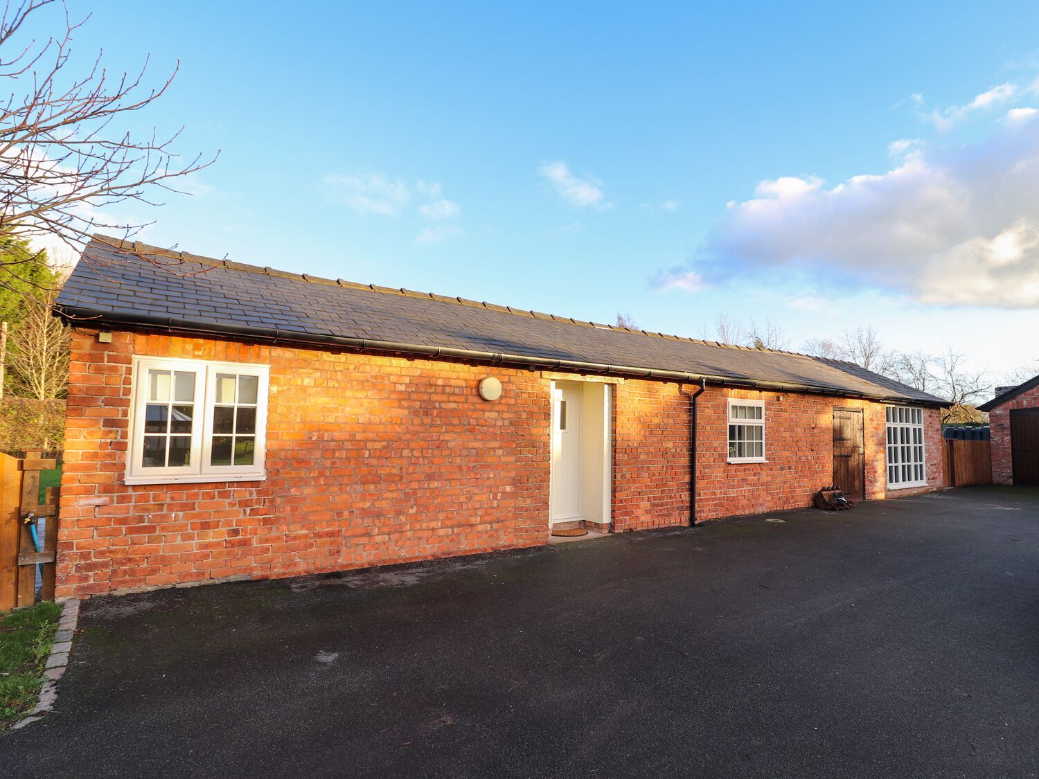 COMMONWOOD COTTAGE, pet friendly, with a garden in Holt, North Wales