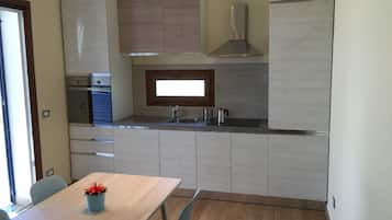 冰箱、微波炉、烤箱、炉灶