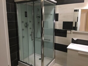 Een douche, een haardroger, een bidet, handdoeken