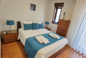 2 chambres, fer et planche à repasser, Wi-Fi gratuit, draps fournis