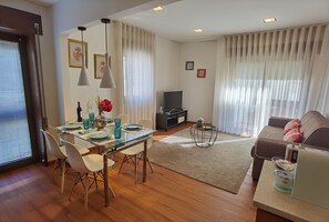 Smart TV, DVD player - Apartm in the historic center of the city of Viana do Castelo close to beaches. (Viana do Castelo)