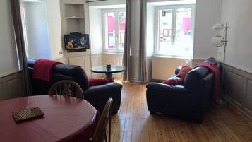 TV, DVD player, books, stereo
