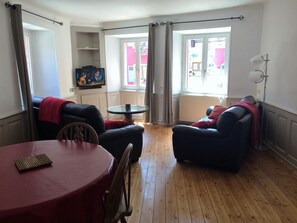 Fernseher, DVD-Player, Bücher, Stereoanlage