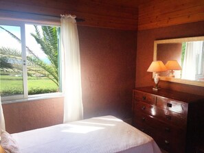 2 bedrooms, iron/ironing board, internet, bed sheets