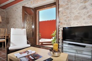 Smart-tv, een dvd-speler en een kantoor