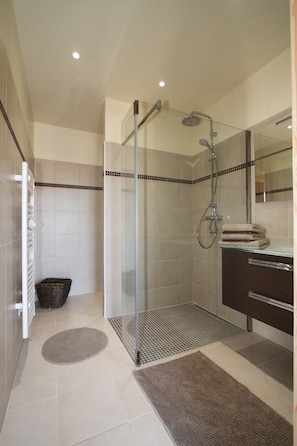 Secadora de cabello, toallas, shampoo, papel de baño