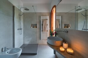 Dusche, Haartrockner, Bidet, Handtücher