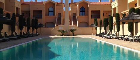 Een buitenzwembad en een verwarmd zwembad