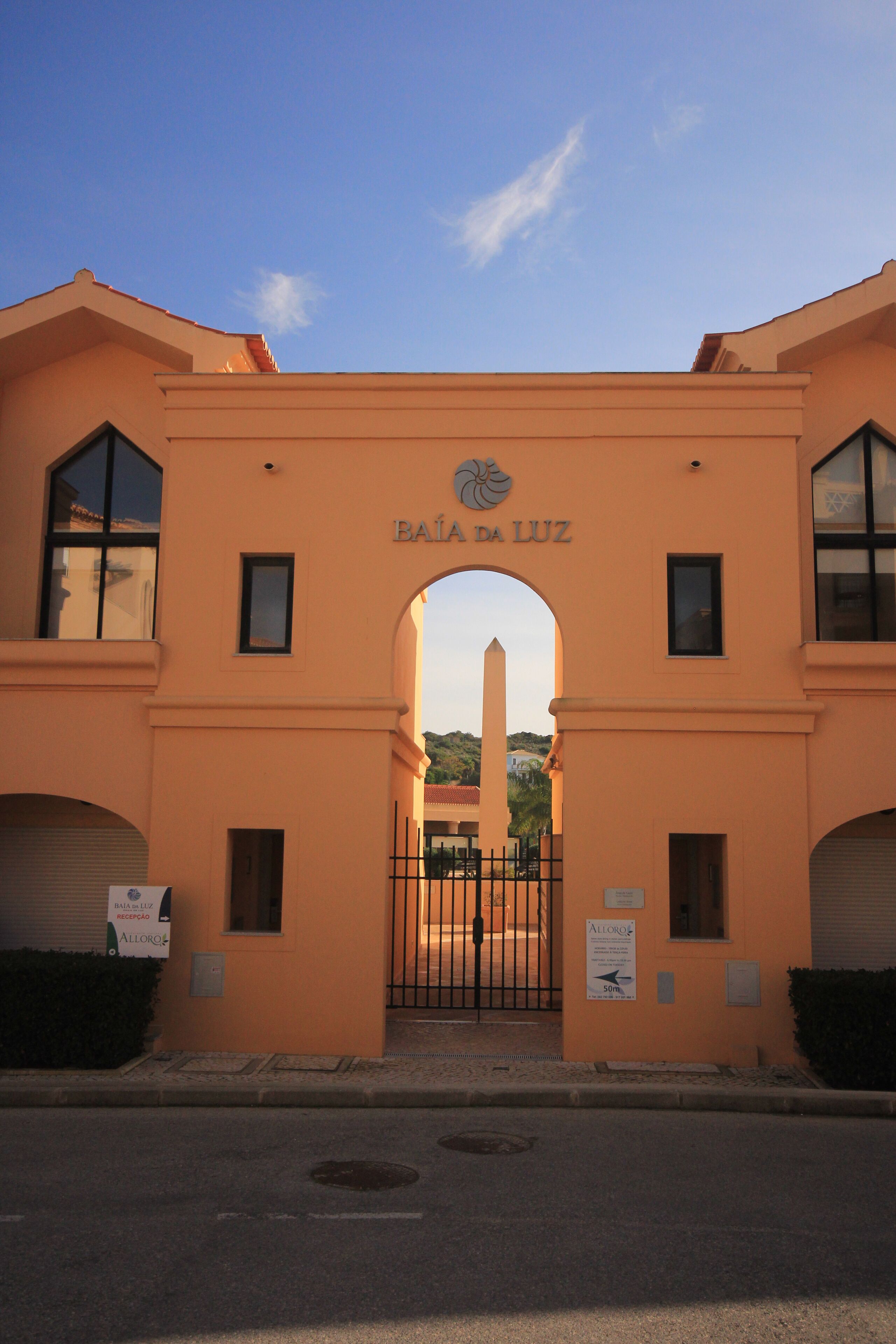A building with the sign "BAJA DA LUZ" and an archway entrance.