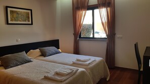 2 habitaciones, tabla de planchar con plancha y cuna de viaje 