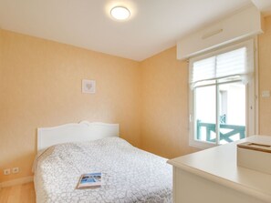 1 chambre, lit parapluie, Wi-Fi gratuit, draps fournis