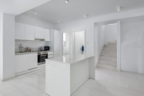 Køleskab, mikrobølgeovn, ovn, kogeplade