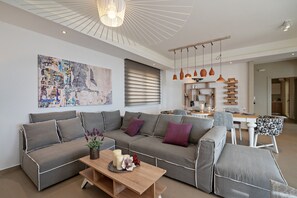 تلفزيون، مدفأة، تنس طاولة، ستيريو