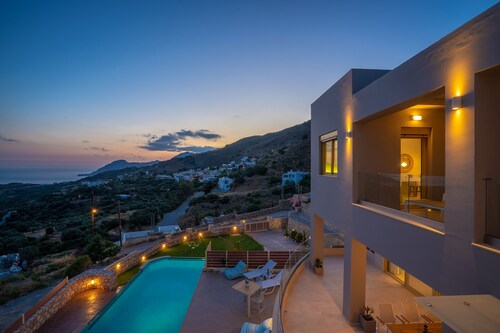 New Villa w/ Private Pool in Plakias, Jacuzzi, Children Area, Walk to Restaurant