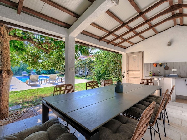 Table, Property, Furniture, Plant, Chair, Window, Lighting, Architecture, Shade, Interior Design