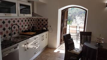 Een koelkast, een oven, een kookplaat, een vaatwasser