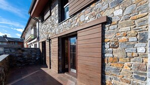 A stone building with a wooden door and a stone wall. - Beautiful  villa for 14 guests with private pool, WIFI, TV, terrace and pets allowed (La Seu D'urgell)