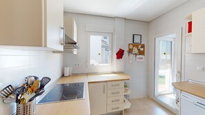 Refrigerador, horno, lavavajillas y tetera eléctrica 