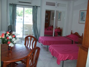 Planxa i posts de planxar i roba de llit 