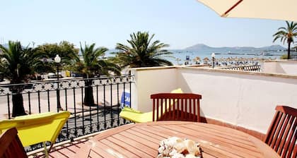 Cozy apartment right on the seafront