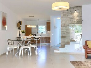 Dining - Beautiful villa for 6 guests with A/C, private pool, WIFI, TV, terrace and pets allowed (Umag)