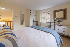 4 habitaciones, tabla de planchar con plancha, internet y ropa de cama