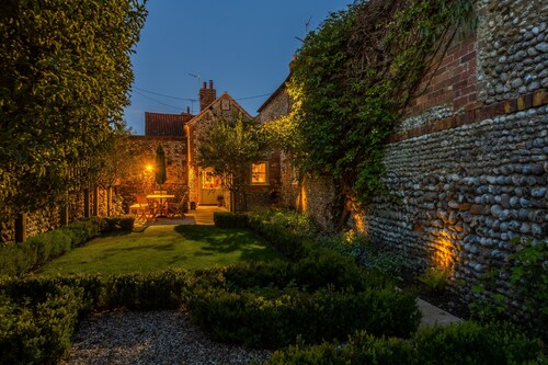 Perinteinen tiili- ja säkkimökki, joka on sijoitettu Blakneyn sydämeen