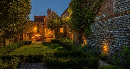 Perinteinen tiili- ja säkkimökki, joka on sijoitettu Blakneyn sydämeen