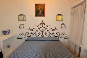 3 chambres, bureau, fer et planche à repasser, draps fournis