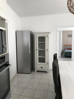 Frigorífico, microondas, horno y placa de cocina