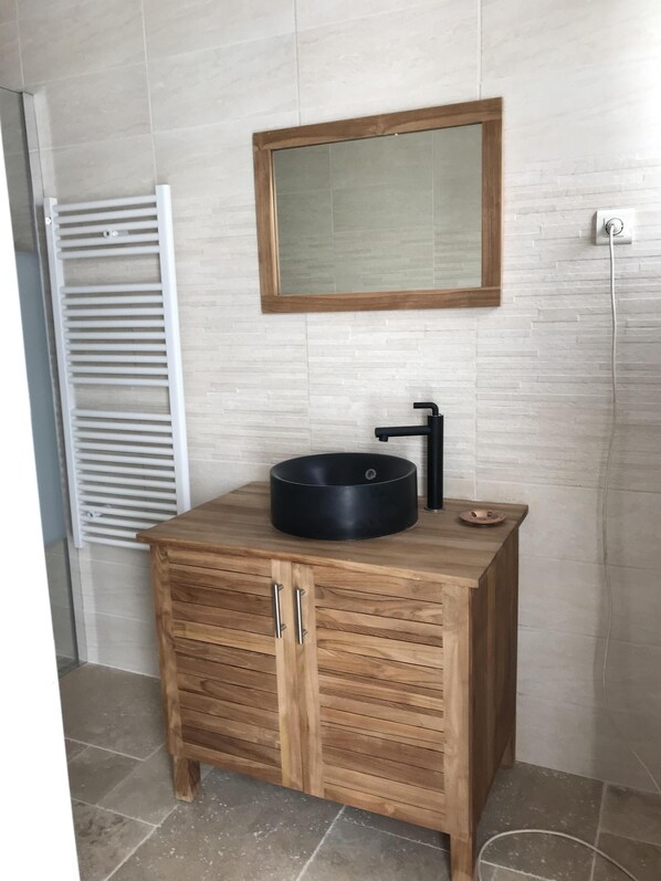 Douche, sèche-cheveux